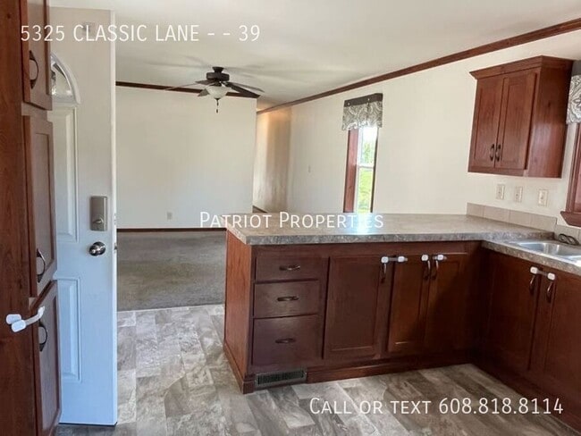 Foto del edificio - 5325 Classic Ln