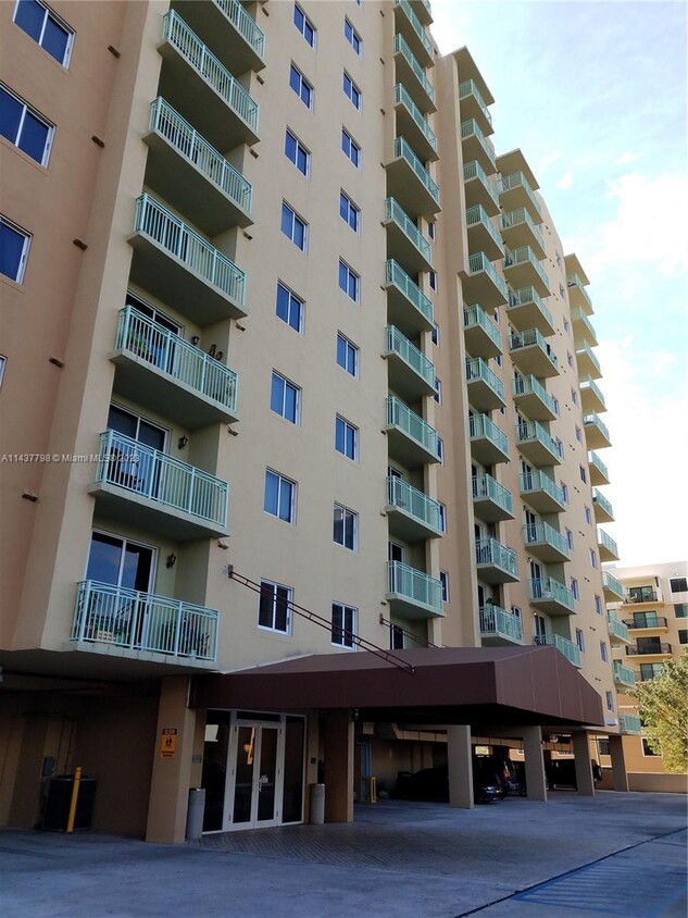 Primary Photo - 3500 Coral Way