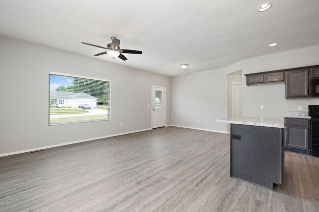 Building Photo - Three bedroom duplex available in Republic!