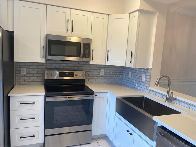 Foto del edificio - 6241 Pointe Regal Cir