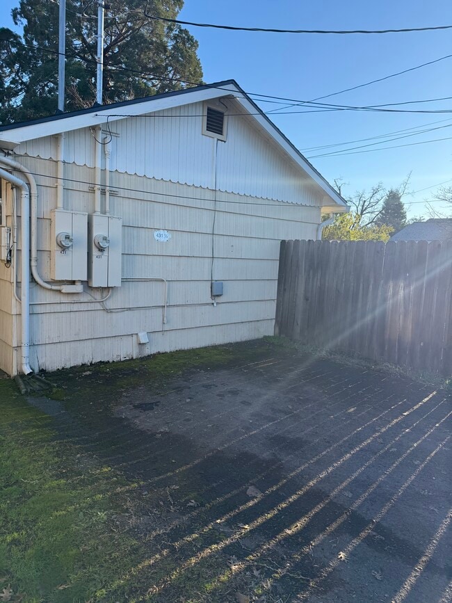 Building Photo - 431 N 5th St