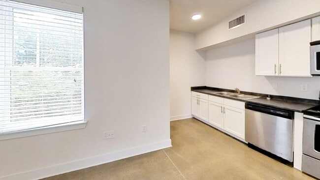 Building Photo - Vue on 5th