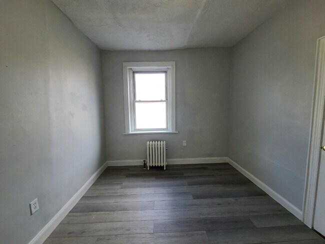 Building Photo - 684 Summer Ave