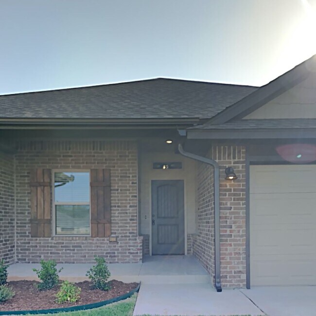 Building Photo - 4 Bedroom 2 Bathroom 2 Car Garage Home Cen...