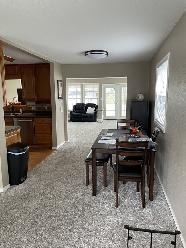 Building Photo - Northland home-great sunroom- 4905 N Small...