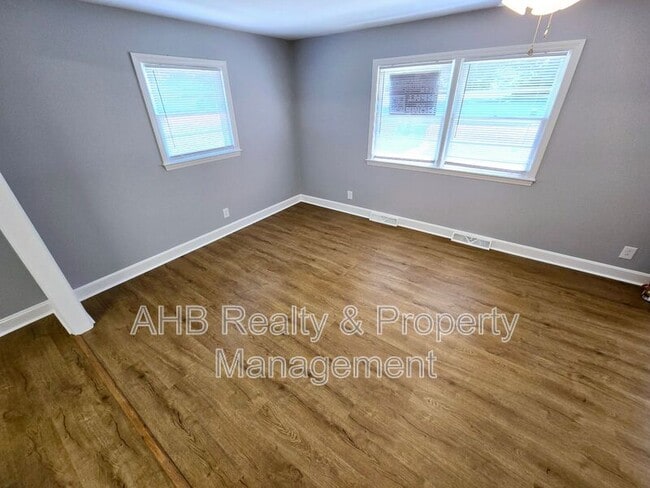 Building Photo - 317 Holt Ave