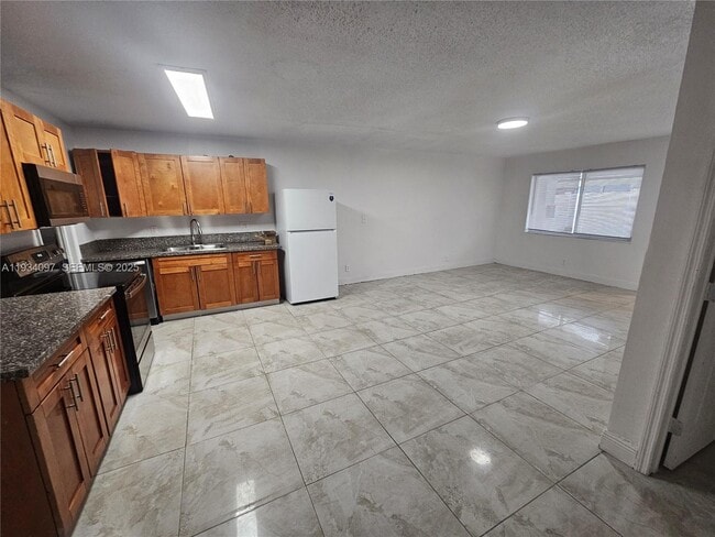 Foto del edificio - 5615 NW 27th Ct