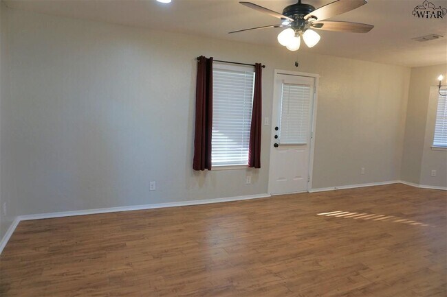 Building Photo - 2119 Selma Dr