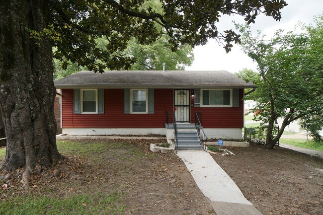 Building Photo - 112 13th Ave N