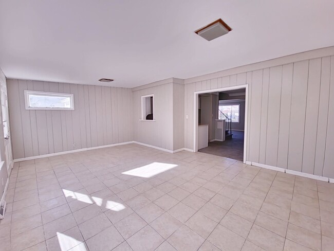 Building Photo - 5 Bedroom 2 Bathroom