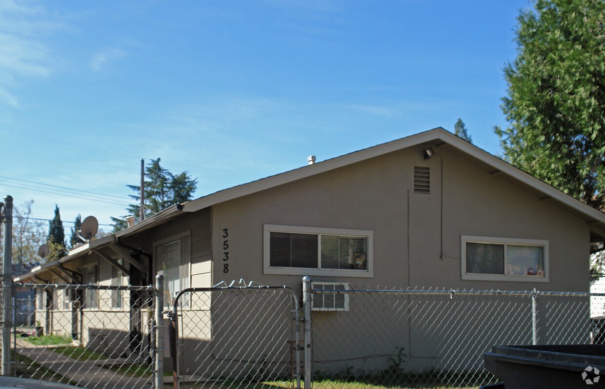 Building Photo - 3538 6th Ave