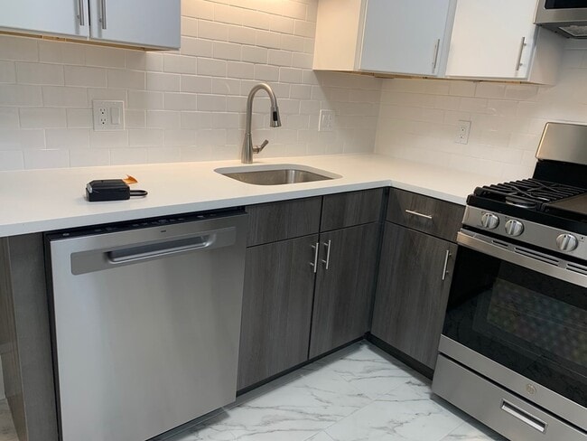 Building Photo - 72 Longwood Ave