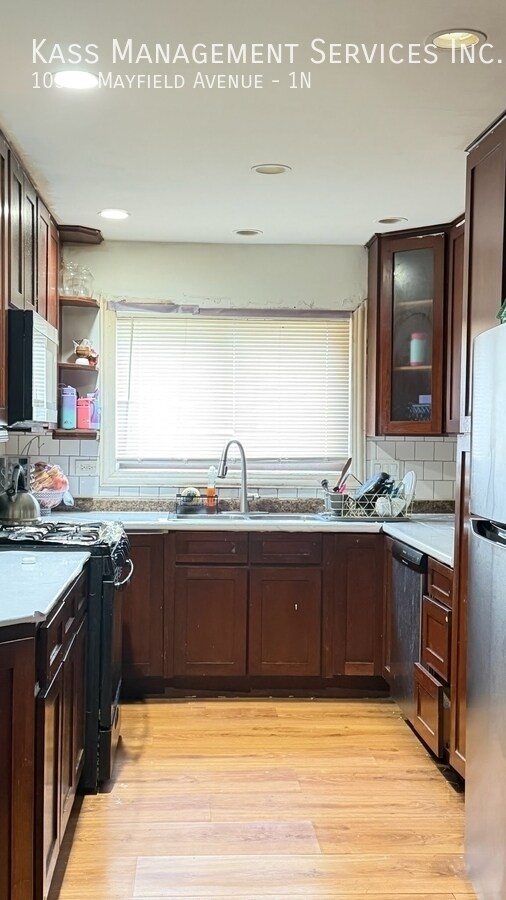 Foto del edificio - 10326 Mayfield Ave