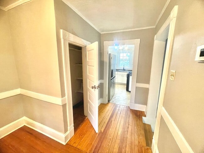 Building Photo - Stunning spacious 2nd floor apartment with Water View!