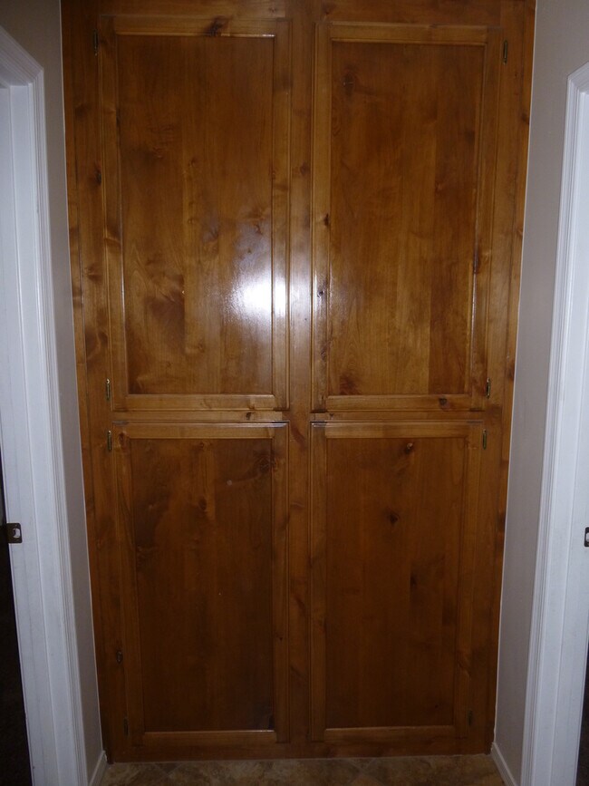 Foto del edificio - 4  BED, HUGE BACKYARD, 3 CAR GARAGE!