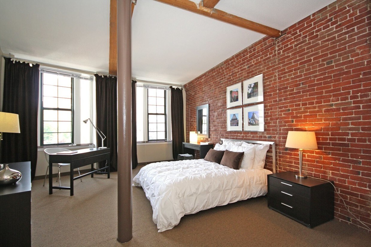 Spacious Bedroom - 2290 Dorchester Ave