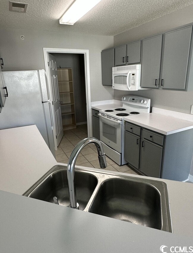 Building Photo - 4914 Twin Pond Ct