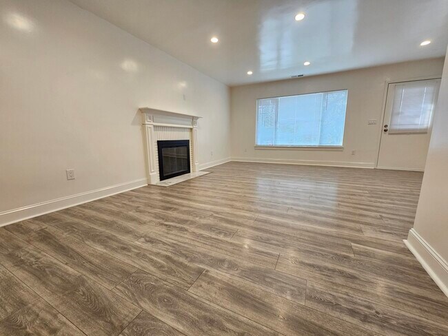 Building Photo - 2069 Solano Way