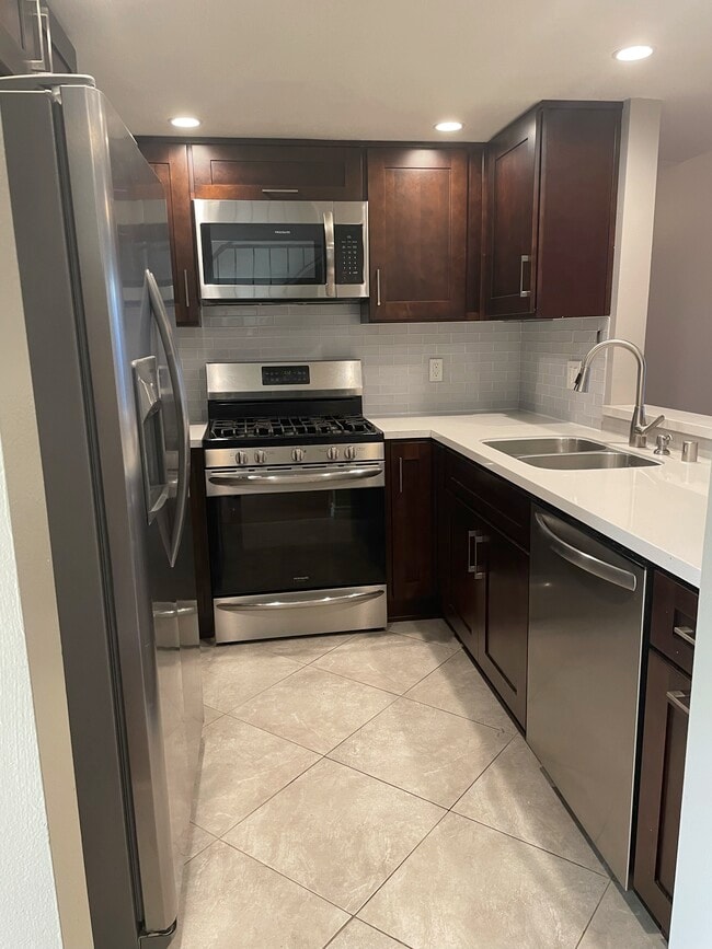 Building Photo - 555 Evergreen St