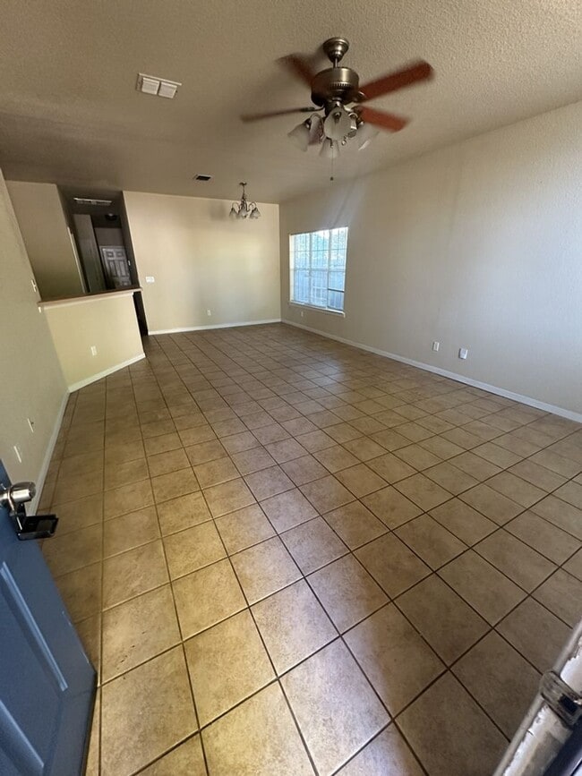 Building Photo - AVAILABLE NOW!!