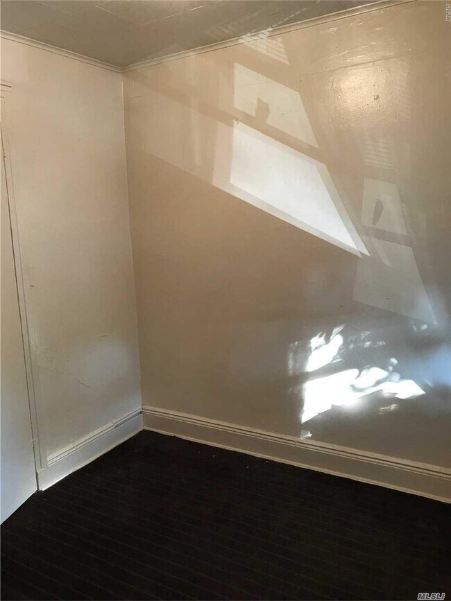 Building Photo - 135-05 Hawtree St