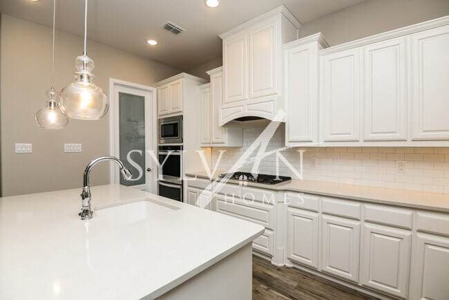 Building Photo - Feel welcome and comfortable in this charm...