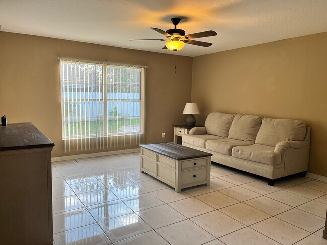 Foto del edificio - 111 Rosewood Ct