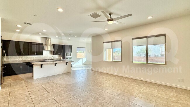 Building Photo - 3305 E Cashman Dr