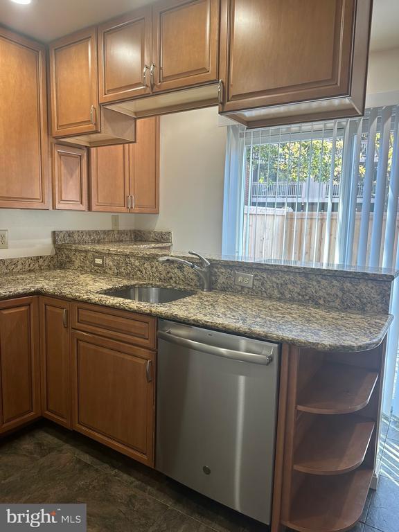 Building Photo - 560 Colecroft Ct