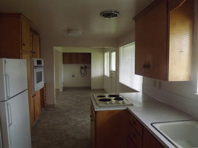 Foto del edificio - Spacious 3 Bedroom 1 3/4 Bath in Tacoma!!!!