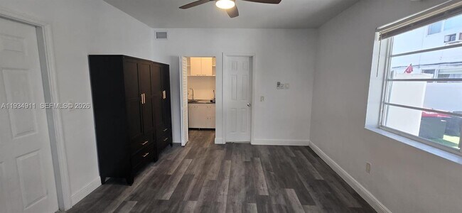 Foto del edificio - 8430 Harding Ave