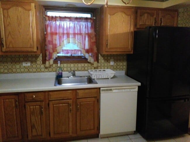 Building Photo - 8351 W 87th St