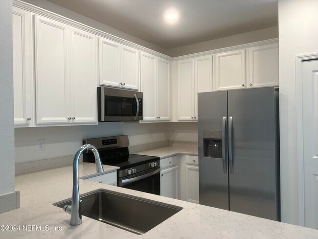 Foto del edificio - 6820 Golden Monarch Ave