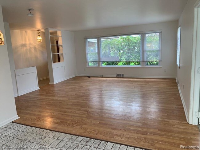 Foto del edificio - 4911 W Maple Rd