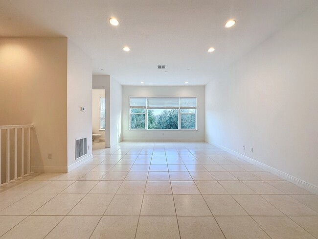 Building Photo - 10090 Sunnifa Aly