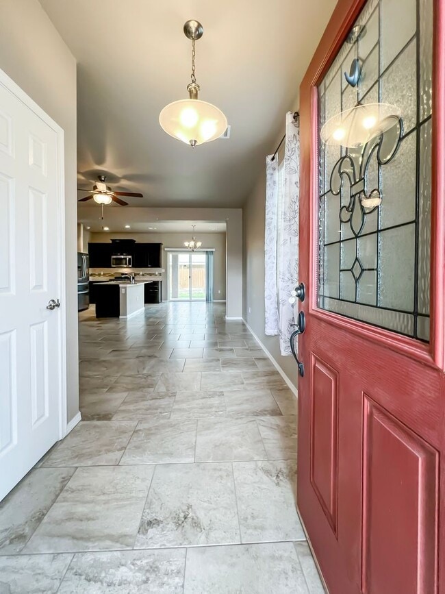 Building Photo - Modern 3 Bed 2 Bath Home - Pet Friendly!