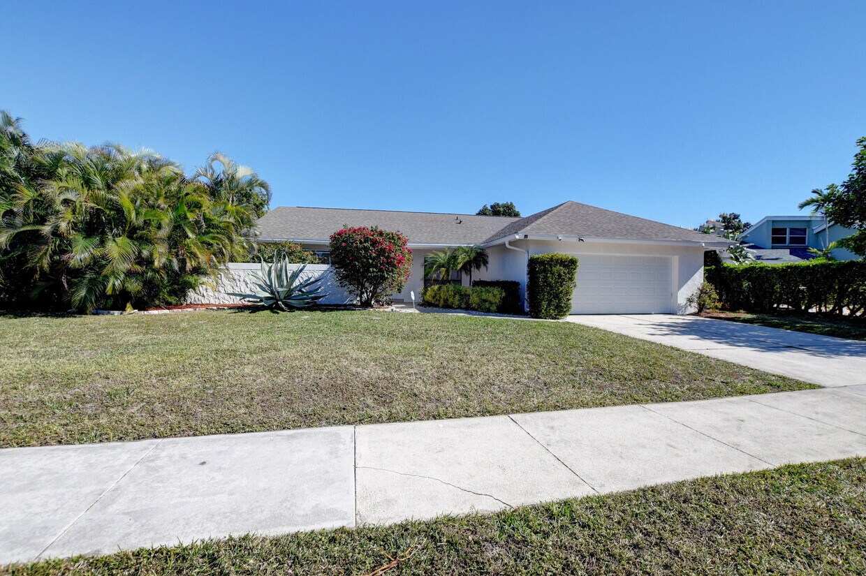 Primary Photo - 17768 Maplewood Dr