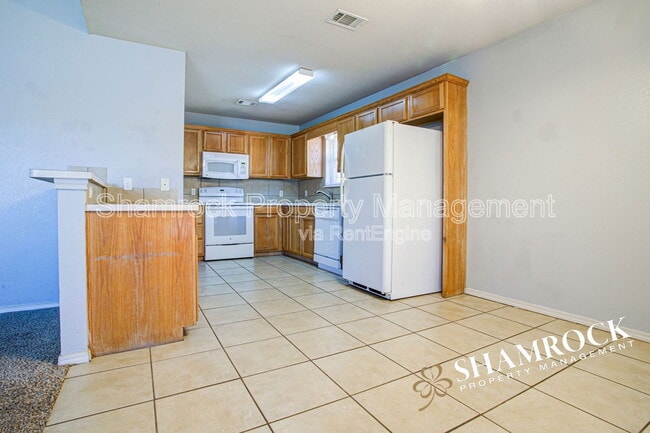 Building Photo - 10205 Lilac Ln