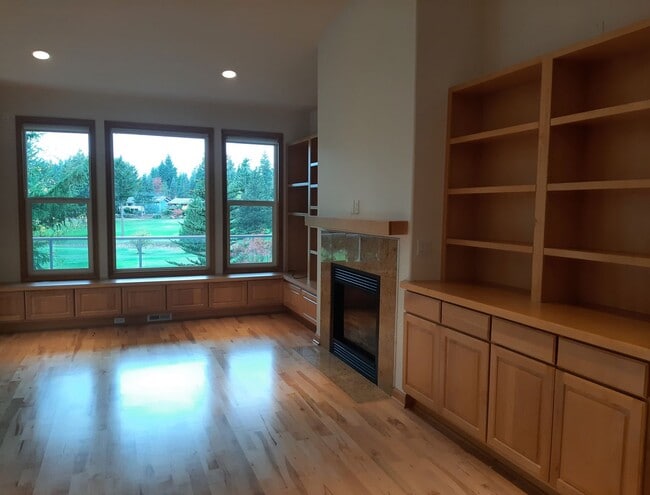 Building Photo - Golf course views, 3 bed 2 bath rambler!