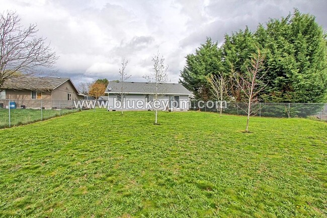 Building Photo - 3 Bed, 2 Bath Home Near Walmart on 4th Pla...