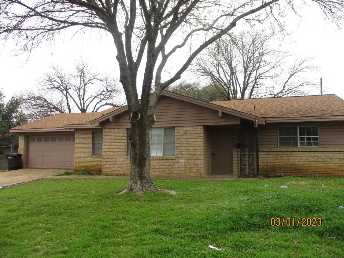 Foto principal - 212 Hallbrook Dr