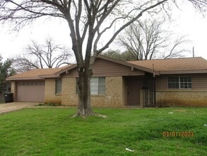 Building Photo - 212 Hallbrook Dr