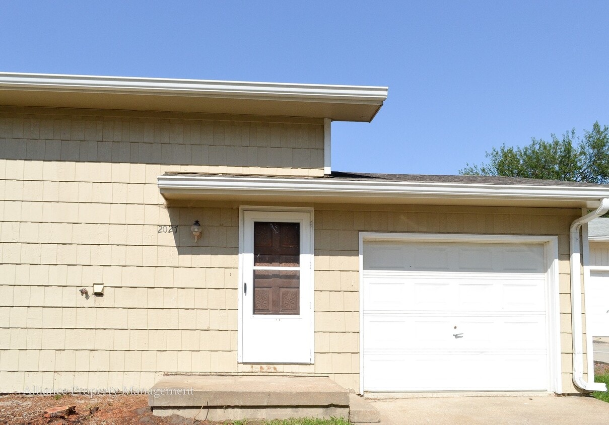 Foto principal - 2025 Shirley Ln