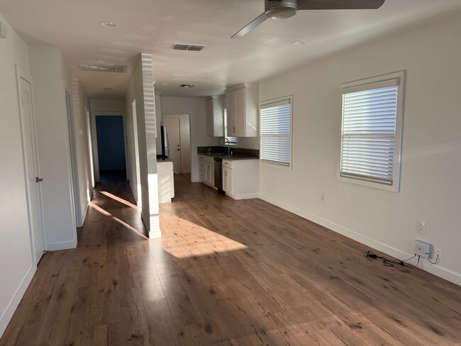 Building Photo - Beautifully Updated 2/2 Duplex - 4033 Miller Way