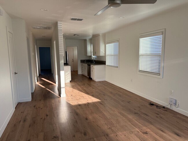 Foto del edificio - Beautifully Updated 2/2 Duplex - 4033 Miller Way