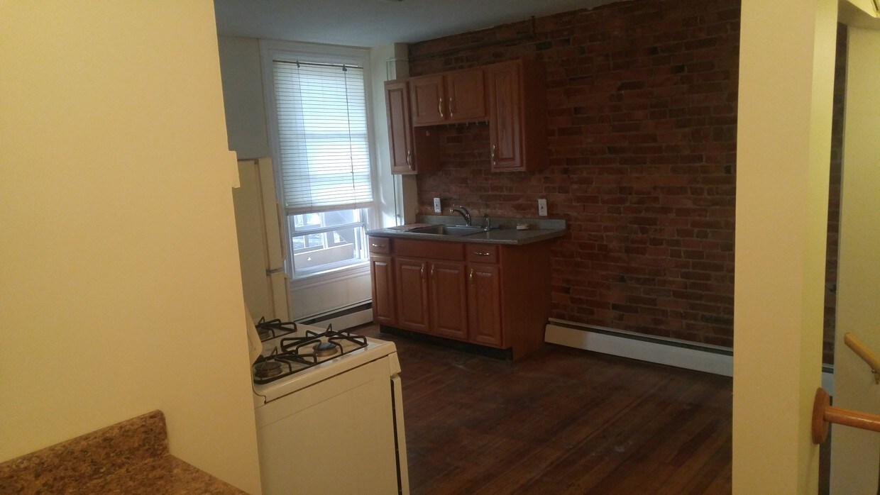 EAT IN KITCHEN - 10 Summer St