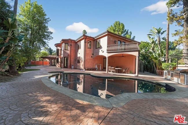 Building Photo - 4536 Vanalden Ave