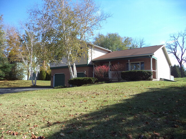 Building Photo - Fantastic & Pet Friendly Home in Boalsburg