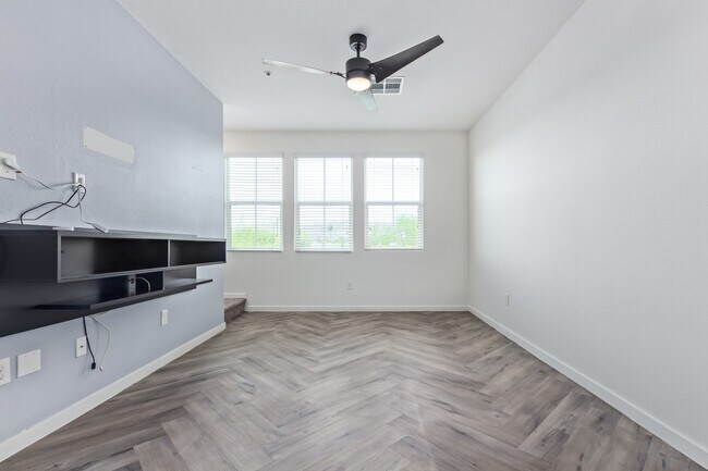 Foto del edificio - 2321 E Huntington Dr