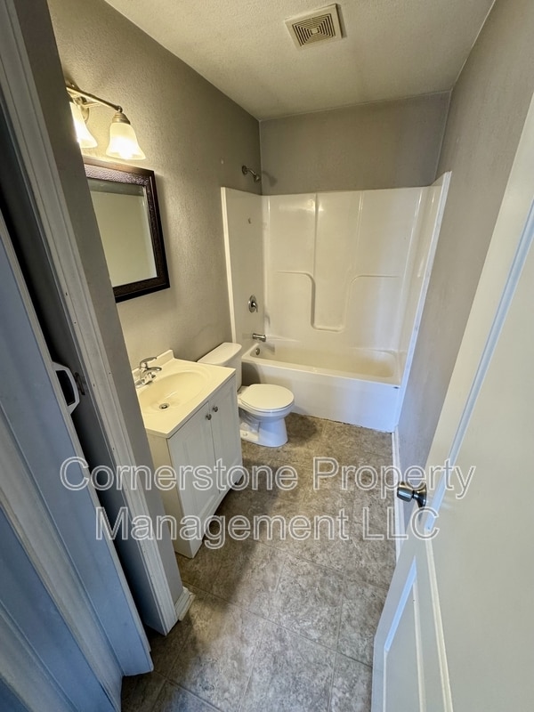 Building Photo - 8290 Center Dr